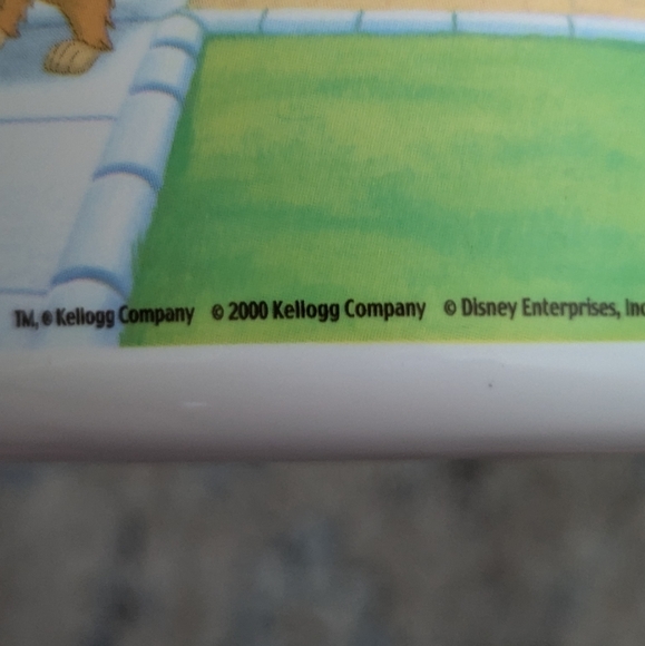 Disney/Kellogg 8 x 4 in plastic bowl w/snap on lid - Picture 2 of 5